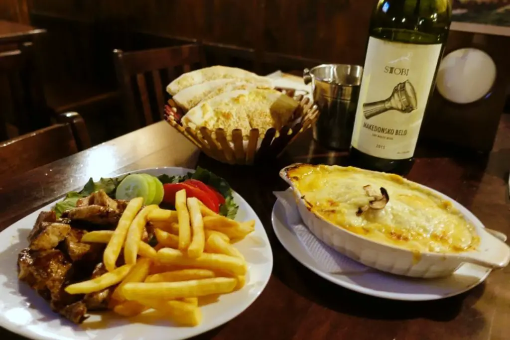 Pub Bourbon Street offers food and drinks served at extremely reasonable prices with great quality.