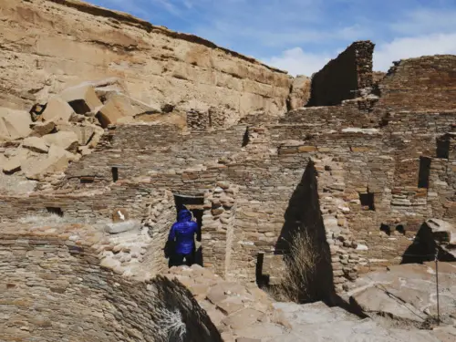 Touring the ruins of Pueblo Bonito