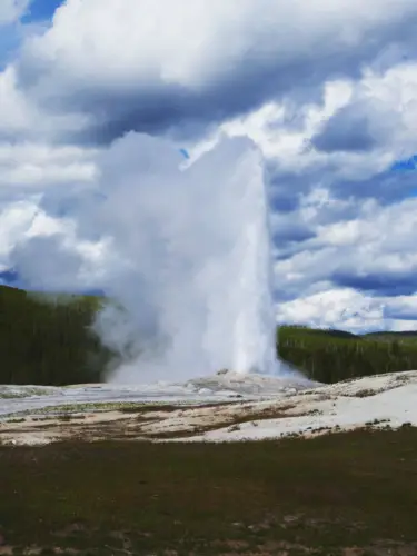 Yellowstone itinerary old faithful erupting